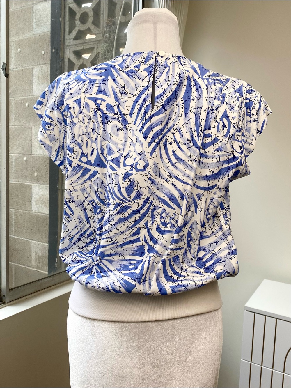 Vintage Shapely Blue Abstract Rayon Blouson Top, Size M - Picture 5 of 8